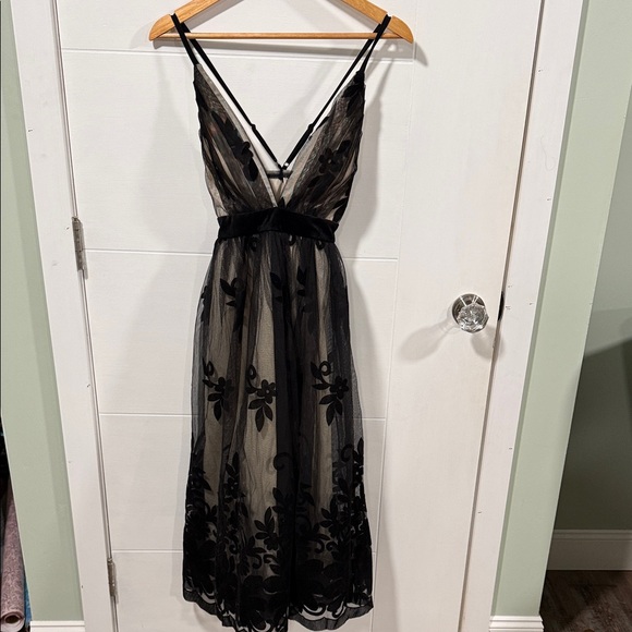 VENUS Black Velvet Floral Midi Dress Size 2 - Picture 4 of 5